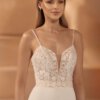 Romantische Braut-Corsage im Boho-Stil mit floraler Spitze, tiefem Plunge-Ausschnitt und Spaghettiträgern, exklusiv erhältlich in Cuxhaven.