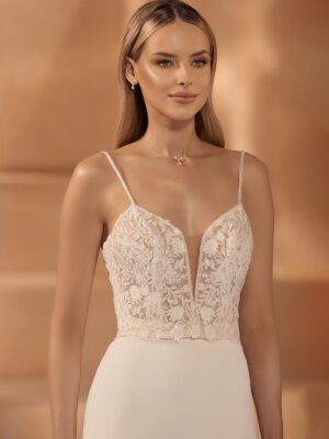 Romantische Braut-Corsage im Boho-Stil mit floraler Spitze, tiefem Plunge-Ausschnitt und Spaghettiträgern, exklusiv erhältlich in Cuxhaven.