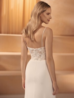 Romantische Braut-Corsage im Boho-Stil mit floraler Spitze, tiefem Plunge-Ausschnitt und Spaghettiträgern, exklusiv erhältlich in Cuxhaven.