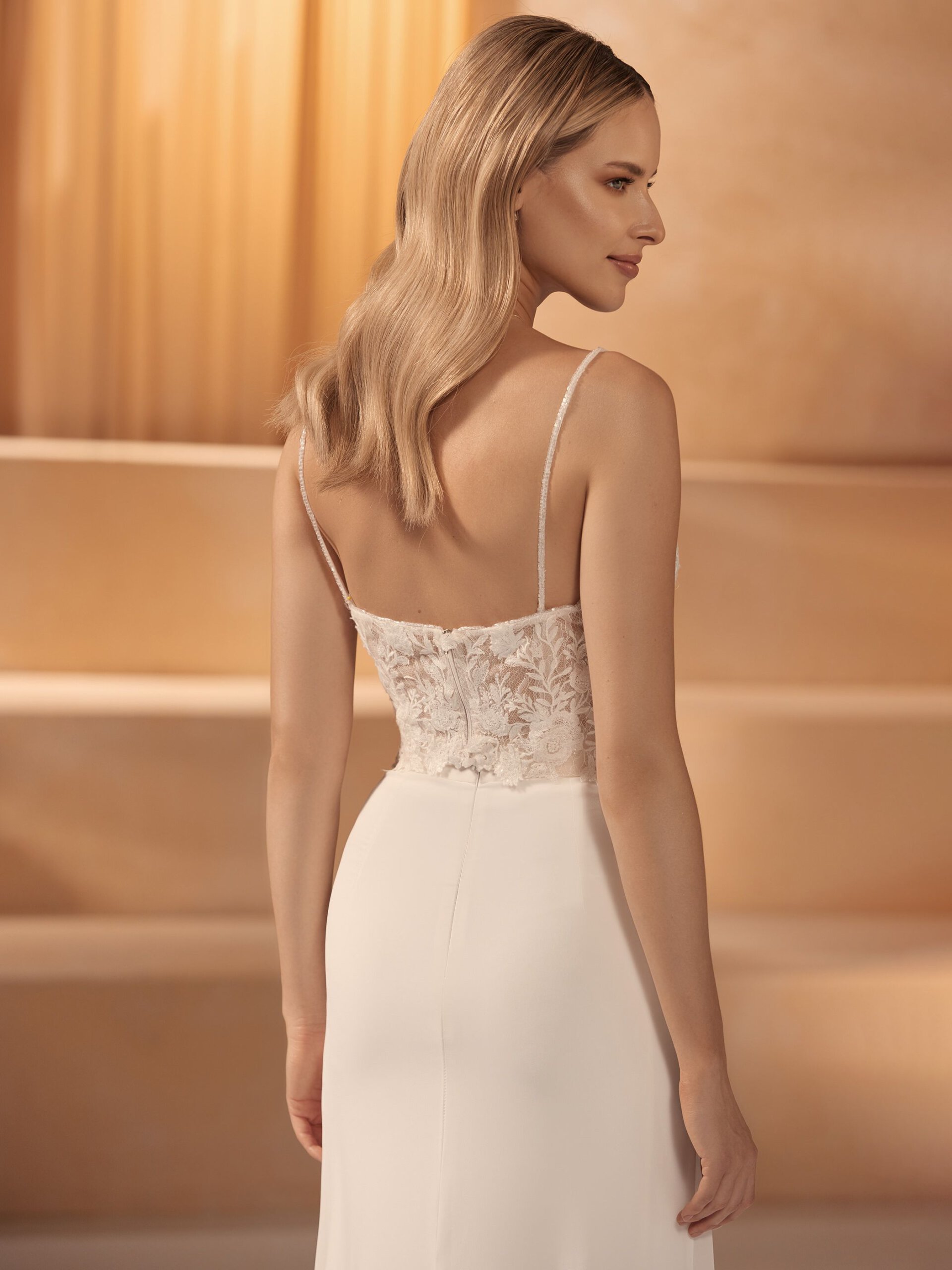 Romantische Braut-Corsage im Boho-Stil mit floraler Spitze, tiefem Plunge-Ausschnitt und Spaghettiträgern, exklusiv erhältlich in Cuxhaven.