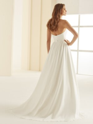 Fließender Chiffon-Brautrock im A-Linien-Stil mit hoher Taille, feiner Bundraffung und eleganter Schleppe, exklusiv erhältlich in Cuxhaven.