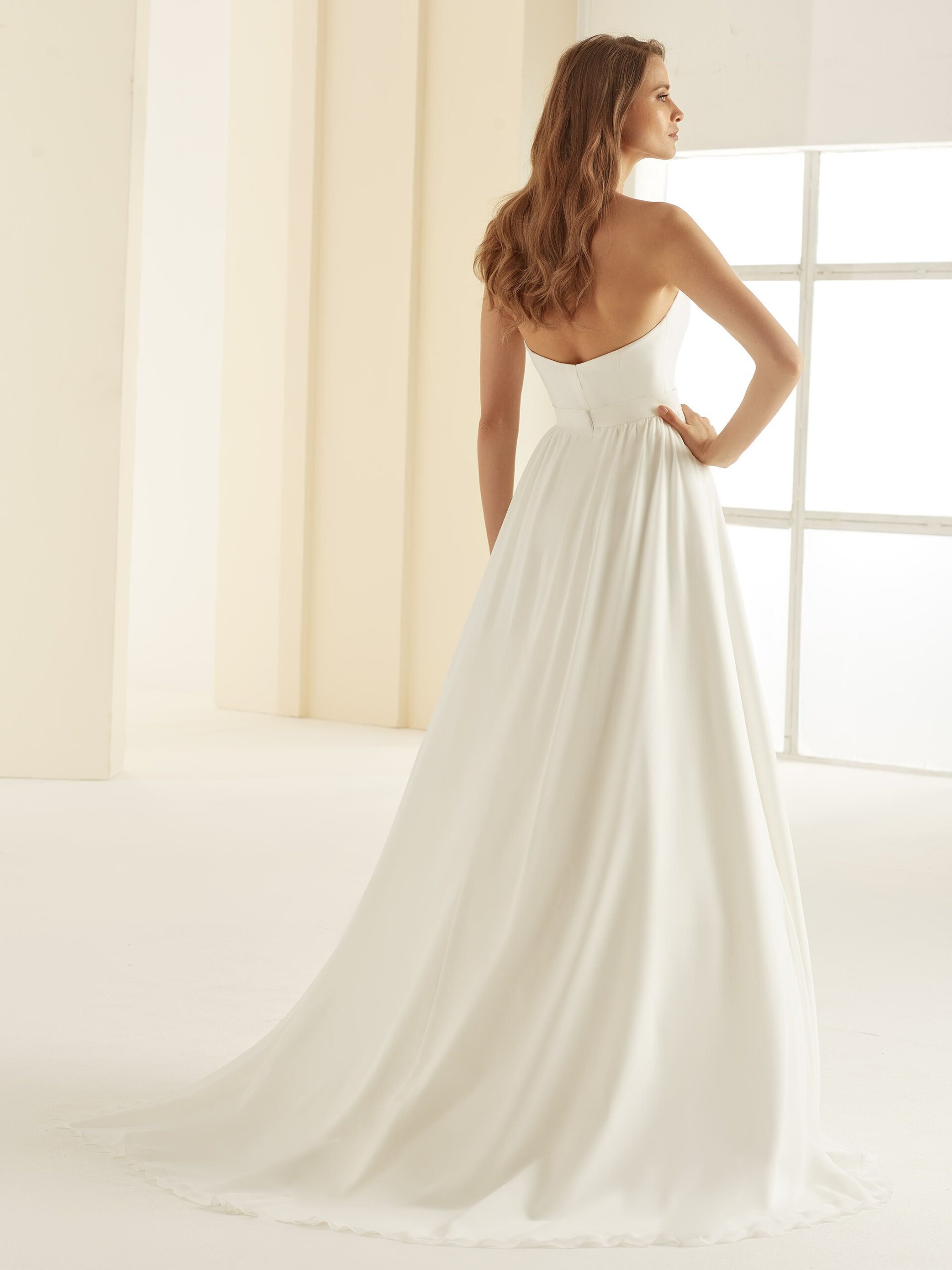 Fließender Chiffon-Brautrock im A-Linien-Stil mit hoher Taille, feiner Bundraffung und eleganter Schleppe, exklusiv erhältlich in Cuxhaven.