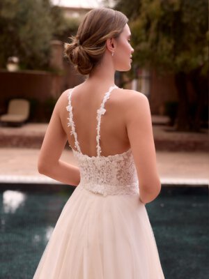 Braut-Spitzenoberteil im Boho-Glam-Stil mit Neckholder-Ausschnitt und feinen Pailletten, exklusiv erhältlich in Cuxhaven.