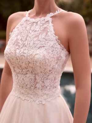 Braut-Spitzenoberteil im Boho-Glam-Stil mit Neckholder-Ausschnitt und feinen Pailletten, exklusiv erhältlich in Cuxhaven.
