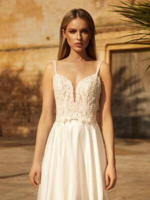 Romantisches Braut-Spitzentop im Boho-Stil mit Plunge-Ausschnitt, Pailletten und Doppel-Spaghettiträgern, exklusiv erhältlich in Cuxhaven.