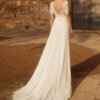 Fließender Brautrock im A-Linien-Stil aus Chiffon, mit langer Schleppe Fließender Boho-Brautrock im A-Linien-Stil mit langer Schleppe, feiner Spitzen-Rückenansicht und tiefem V-Ausschnitt, exklusiv erhältlich in Cuxhaven.