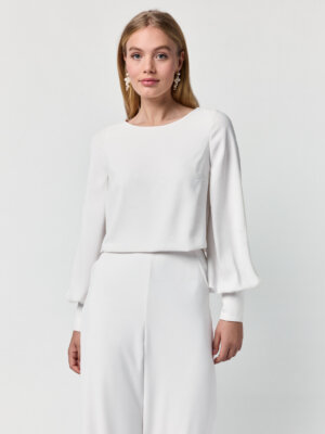Cleanes Braut-Oberteil im minimalistischen Stil mit langen Bischofsärmeln und hohem Rundhalsausschnitt, exklusiv erhältlich in Cuxhaven.