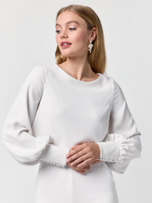 Cleanes Braut-Oberteil im minimalistischen Stil mit langen Bischofsärmeln und hohem Rundhalsausschnitt, exklusiv erhältlich in Cuxhaven.