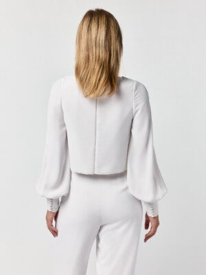 Cleanes Braut-Oberteil im minimalistischen Stil mit langen Bischofsärmeln und hohem Rundhalsausschnitt, exklusiv erhältlich in Cuxhaven.