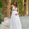 Umstandsbrautkleid im romantischen Empire-Stil mit filigranen Spaghettiträgern, glitzerndem Spitzenmieder und fließendem Chiffonrock, exklusiv erhältlich in Cuxhaven.