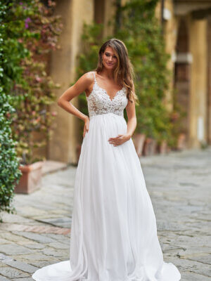 Umstandsbrautkleid im romantischen Empire-Stil mit filigranen Spaghettiträgern, glitzerndem Spitzenmieder und fließendem Chiffonrock, exklusiv erhältlich in Cuxhaven.
