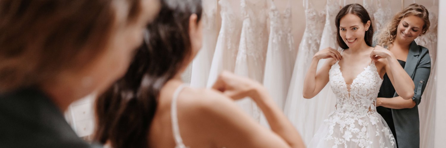 Zwischen Tüll und Tränen Anprobe in der Brautkleid Kabine im Brautmodengeschäft