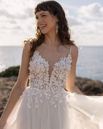 Modernes A-Linien Brautkleid mit Beinschlitz, floraler 3D-Spitze und Spaghettiträgern in Cuxhaven.